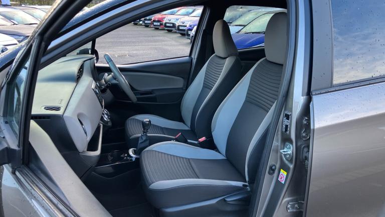 2017 Toyota Yaris 1.33 VVT-i Design 5dr Petrol Hatchback Hatchback Petrol Manual
