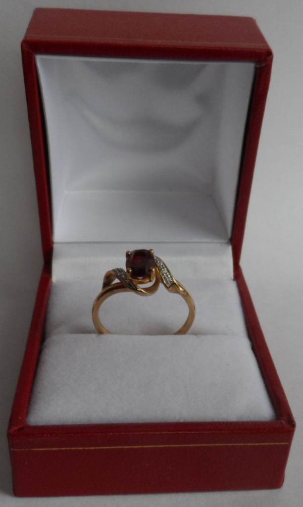 Women's 9ct Gold Emerald & Diamond Ring - Size K. 1.8g