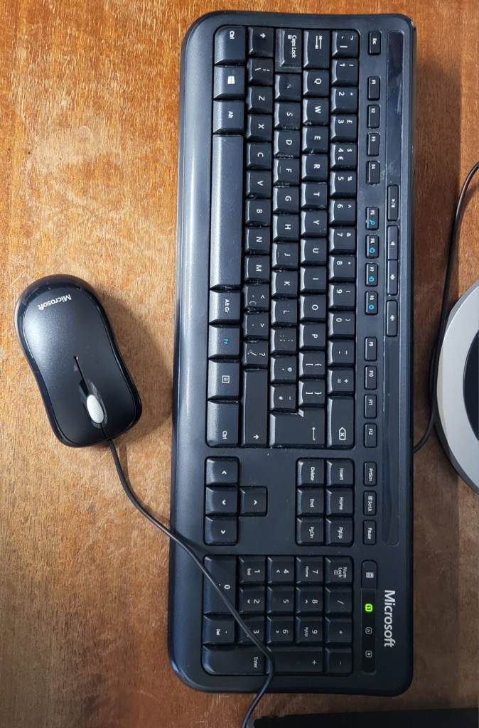 DESKTOP PC WITH MONITOR, KEYBOARD AND MOUSE