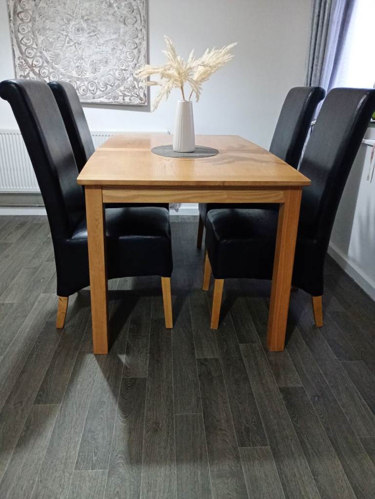 Can deliver ✅ Solid wood oak dining table and chairs 