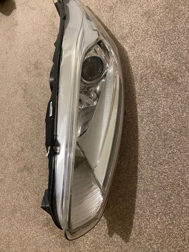Ford Fiesta 2010–2016 Headlight Headlamp Set – Broken Mounting Brackets – Spares or Repair