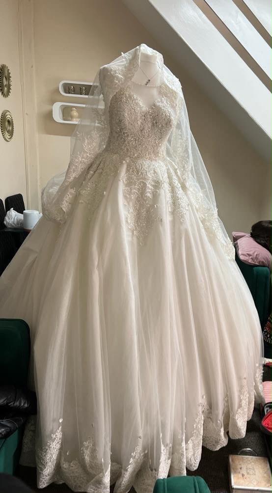 Beautiful White Wedding Dress with Veil – As Good As New
