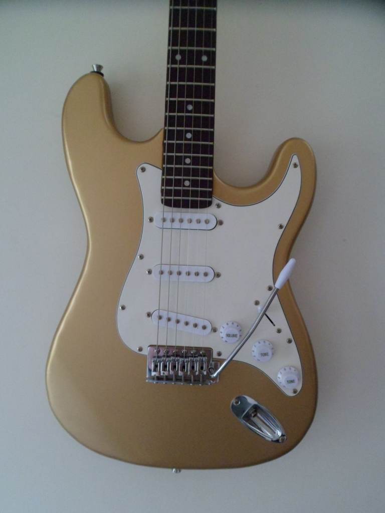 **A  LOVELY  GOLDIE  STRAT  COPY **