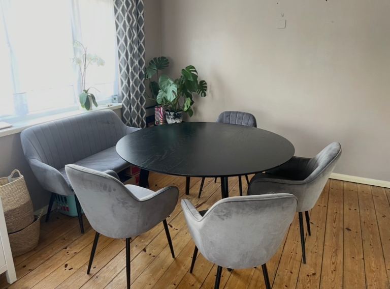 123 Furniture table and chairs set