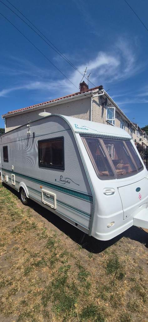 Caravan 4 berth fixed bed