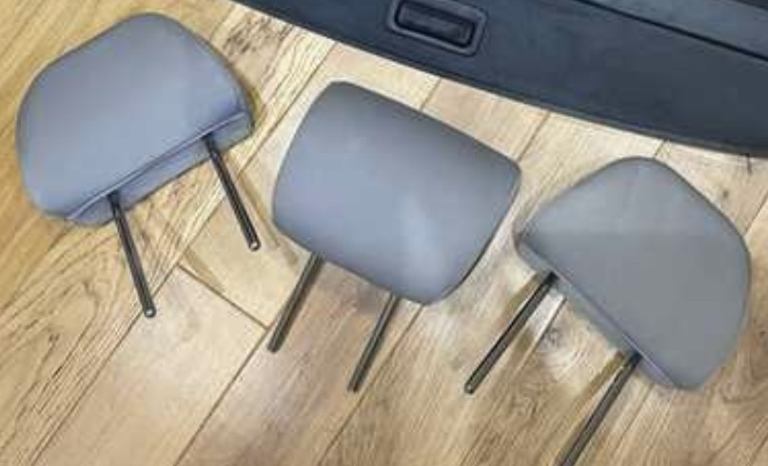 Volvo V50(2008). light gray (Cloth) rear head rests.