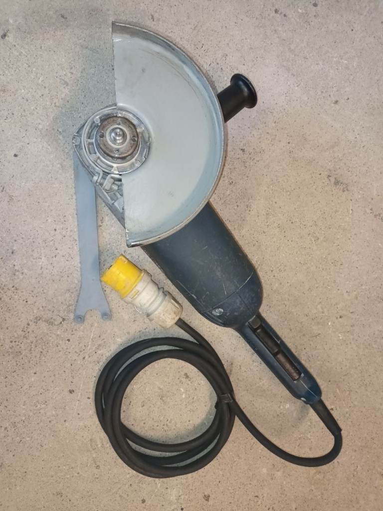 9" BOSCH ANGLE GRINDER IN GOOD WORKING ORDER -110V - C/W SPANNER AND GUARD