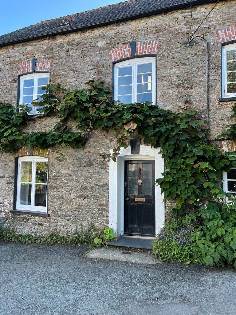Room in a beautiful village home – Near Totnes