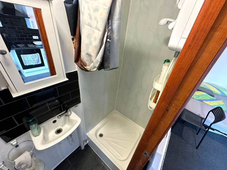 Studio flat - Highfield - BILLS INC - Available NOW