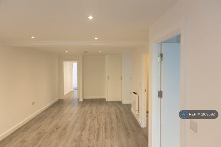 1 bedroom flat in The Headlands, Penryn, TR10 (1 bed) (#2169592)