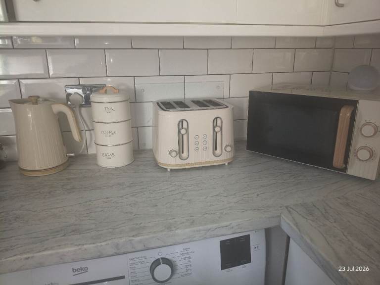 Cream Kitchen Appliance Bundle - Toaster, Kettle, Microwave