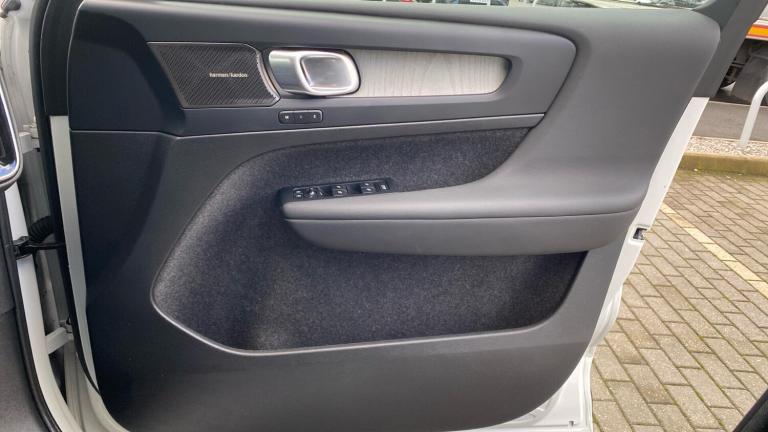 2024 Volvo XC40 2.0 B3 MHEV Ultimate SUV 5dr Petrol Hybrid DCT Auto Euro 6 (s/s) (163 ps) ESTATE ...