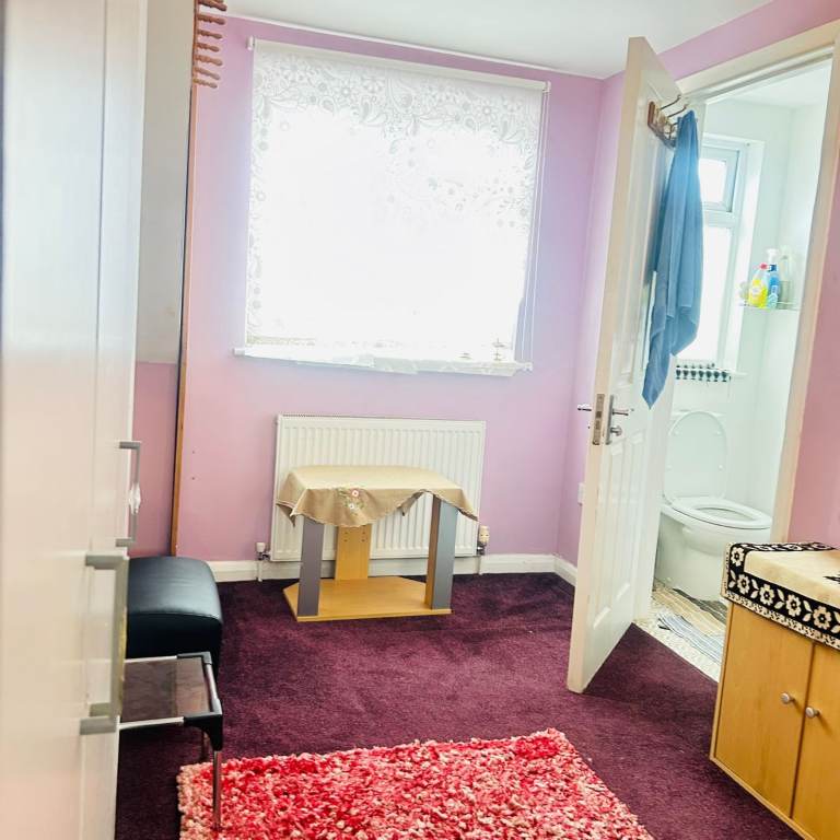 NICE DOUBLE ROOM in Hornchurch, RM13 8NH FOR £760pcm (Your own ensuite toilet) AVAILABLE NOW !!!