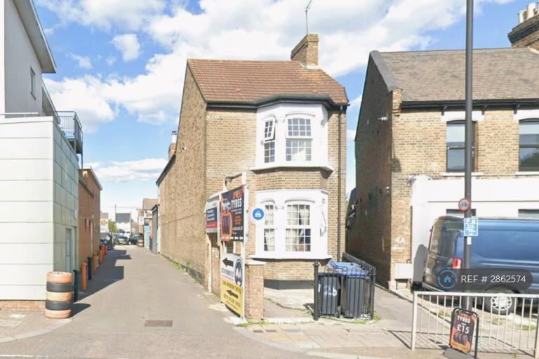 Studio flat in Nags Head Road, Enfield, EN3 (#2862574)