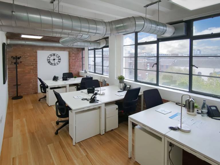 Liverpool - L1 4DQ \ Office with 4 Desks for Rent