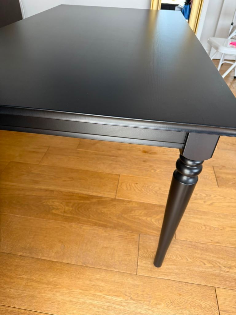 Black extendable Dining Table 6/8 seats . Great Condition