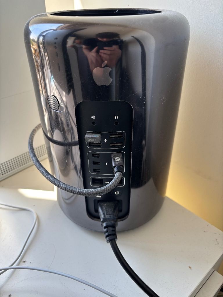 Mac Pro 6.1 2019- 6 core CPU/16gb RAM/256gb Storage