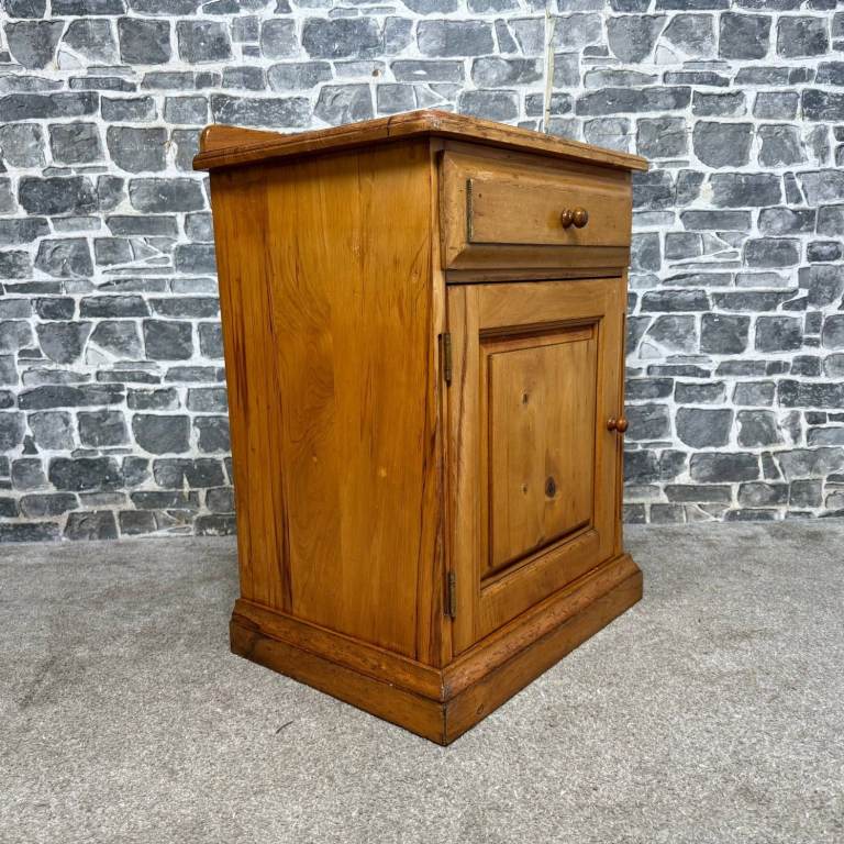 Country Collectibles Pine Bedside Cabinet – Drawer & Cupboard Storage