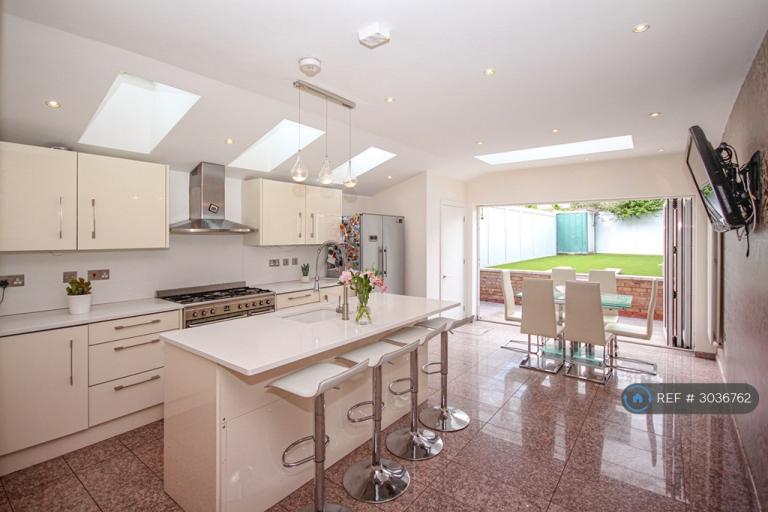 5 bedroom house in Stander Road, London, SW18 (5 bed) (#3036762)