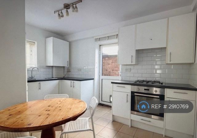 2 bedroom flat in James Welch Court, London, W3 (2 bed) (#2910769)