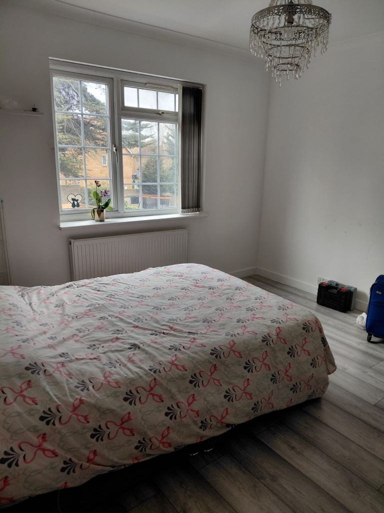Double bed room in 4 bedroom house Greenford 
