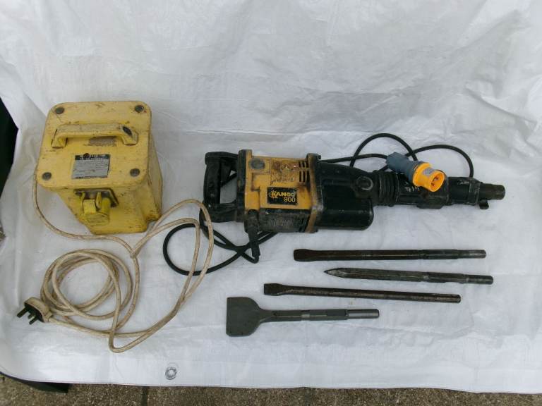KANGO 900 BREAKER 110v + TRANSFORMER + 1 POINT 2 CHIESELS + 1 NEW SPADE. WORKING ORDER.
