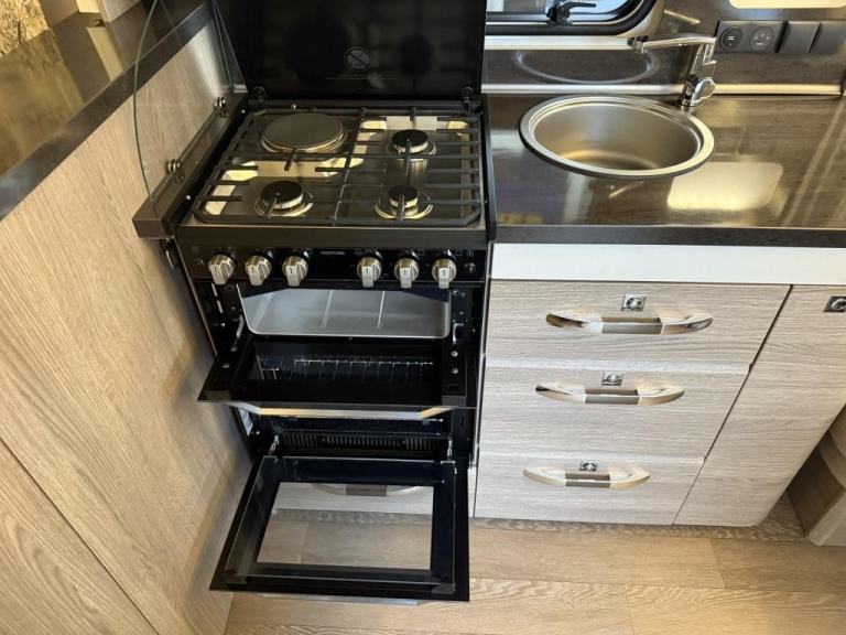 2022 HOBBY Prestige 720 kwfu 6 Berth fixed, bunkbeds, and double