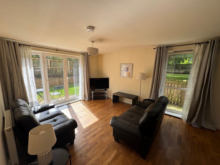 University students: 3 bed 2 bath furnished gf flat with private garden and parking space in Dalry