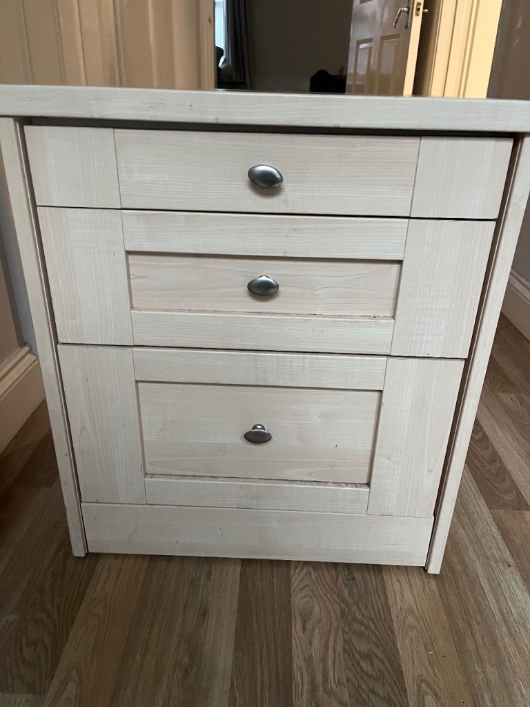 Chest of drawers free to collect