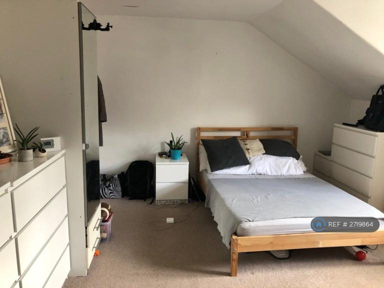 Studio flat in Hillfield Avenue, London, N8 (#2719864)