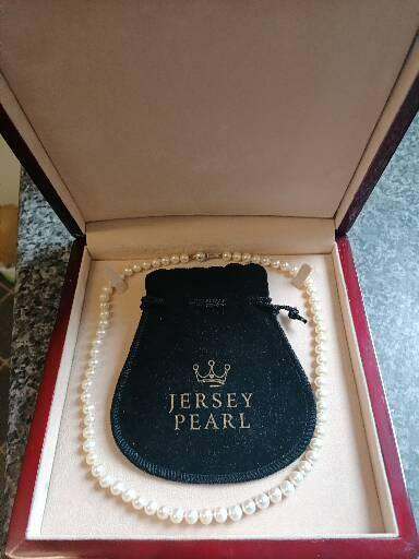 Jersey pearls 20 inch necklace in box with gold clasp 