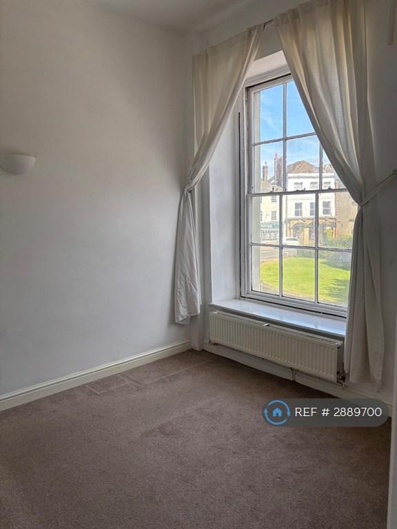 2 bedroom flat in Silver St, Dursley, GL11 (2 bed) (#2889700)