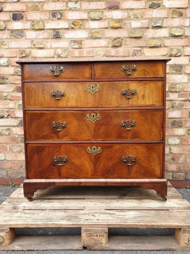Beautiful Antique Walnut 18th Century Chest Of Drawers Commode Dresser