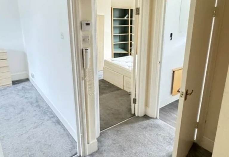 2-Bedroom Unfurnished Flat with Large Kitchen & On-Street Parking - COMPANY LET ALLOWED