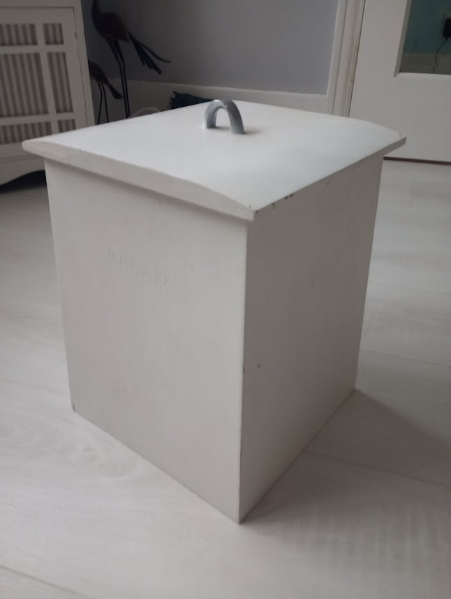 Bread bin white woodenly