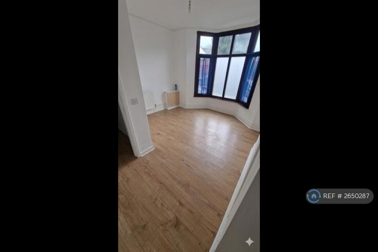 2 bedroom flat in Owen Road, Wolverhampton, WV3 (2 bed) (#2650287)