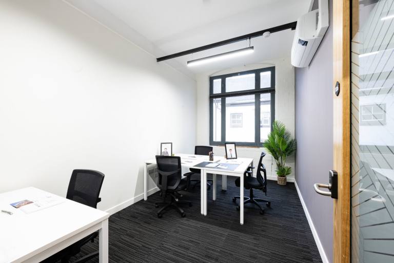 Leicester - LE1 5FQ \ Fully Furnished Small Office for Rent, Ready to Use