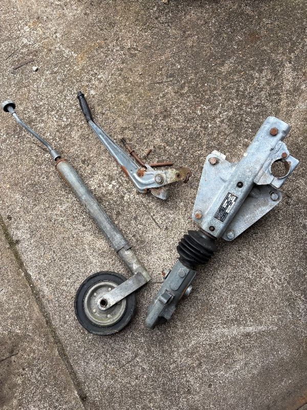 Trailer hitch and jockey wheel