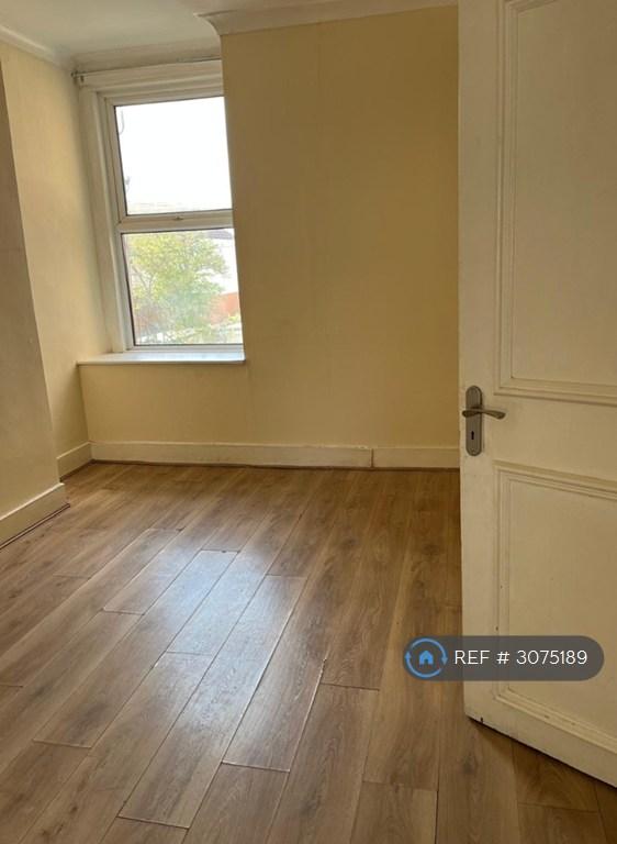 2 bedroom flat in Norbury, London, SW16 (2 bed) (#3075189)