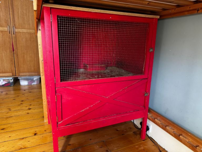 Rabbit, ferret, guinea pig hutch 