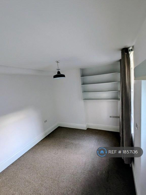 2 bedroom flat in Mare Street, London, E8 (2 bed) (#1857136)