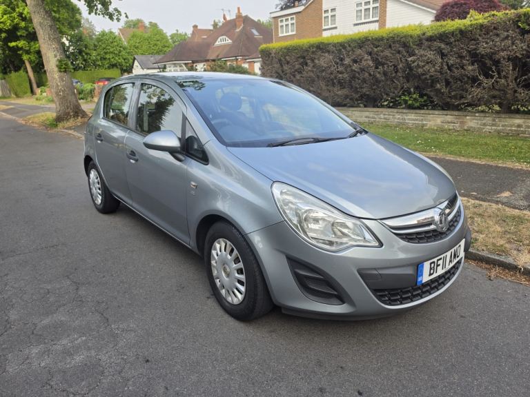 Automatic Vauxhall Corsa 1.2 petrol with 1 year MOT. Ulze free. full service history.