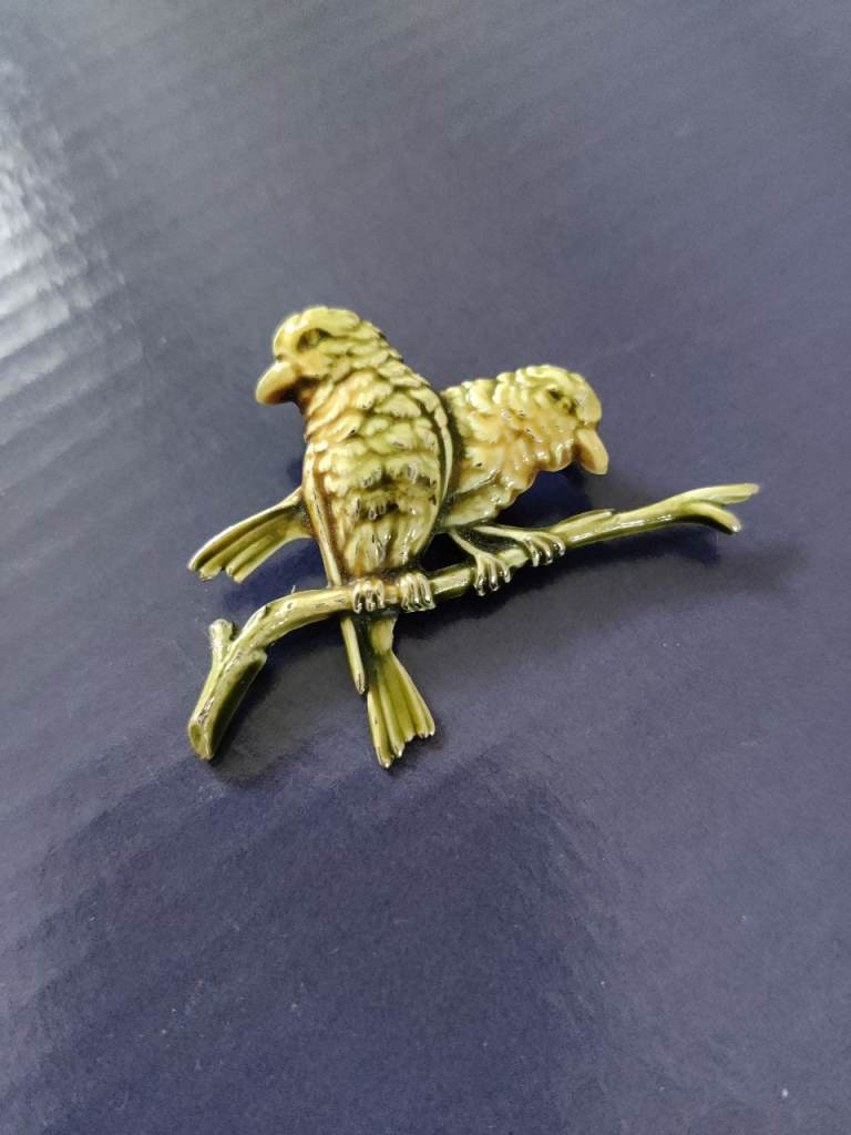 Parrot-shaped brooch. Metal brooch, enameled