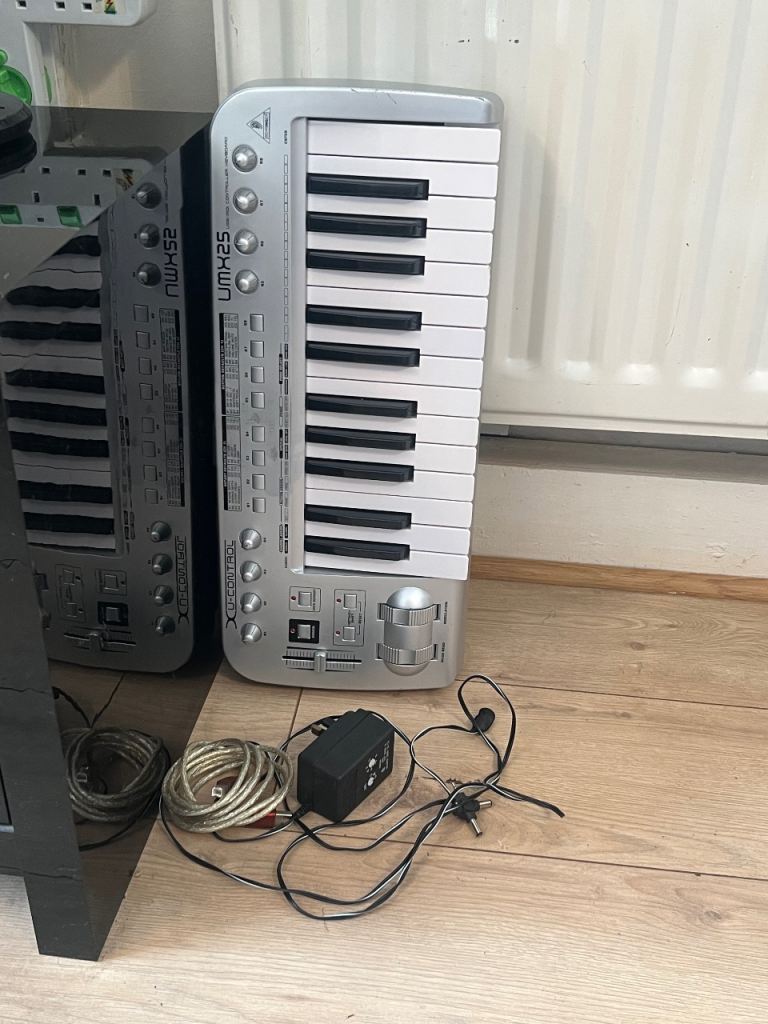 Behringer UMX25 MIDI Keyboard Controller – Good Condition