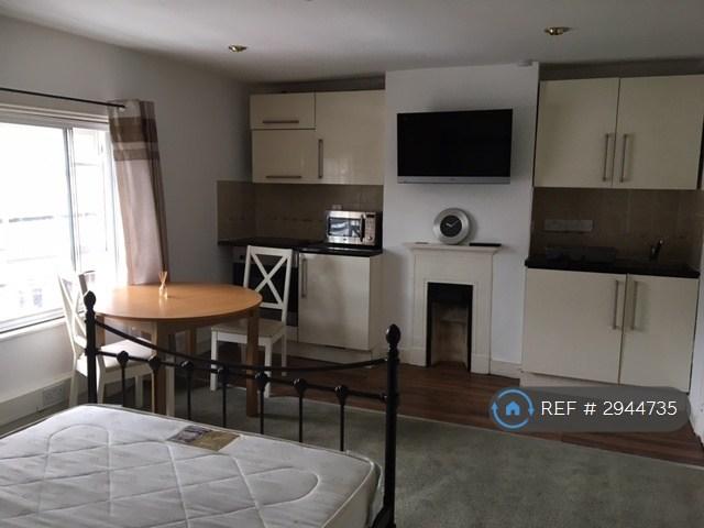 1 bedroom flat in Watling Street East, Towcester, NN12 (1 bed) (#2944735)