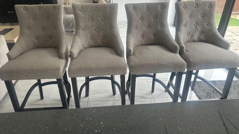 Set of 4Modern Bar Stools – Stylish & Comfortable