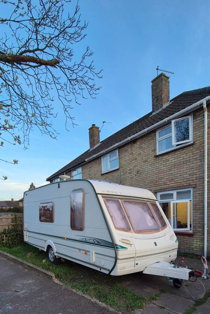 Caravan 4 berth with awning and motor mover 