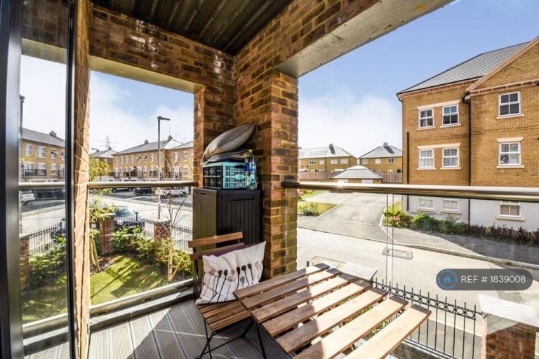 2 bedroom flat in Weldon Ebbsfleet Valley, Ebbsfleet Valley, Swanscombe, DA10 (2 bed) (#1839008)