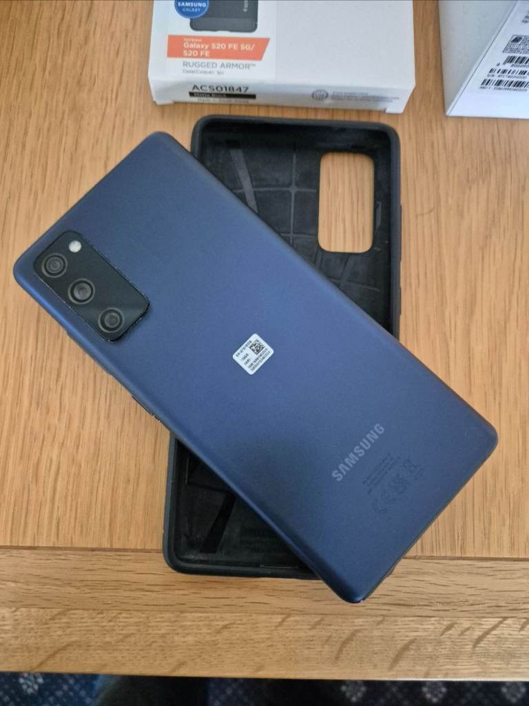 Samsung Galaxy S20 FE (Fan Edition) in excellent condition, the one with the memory card slot too