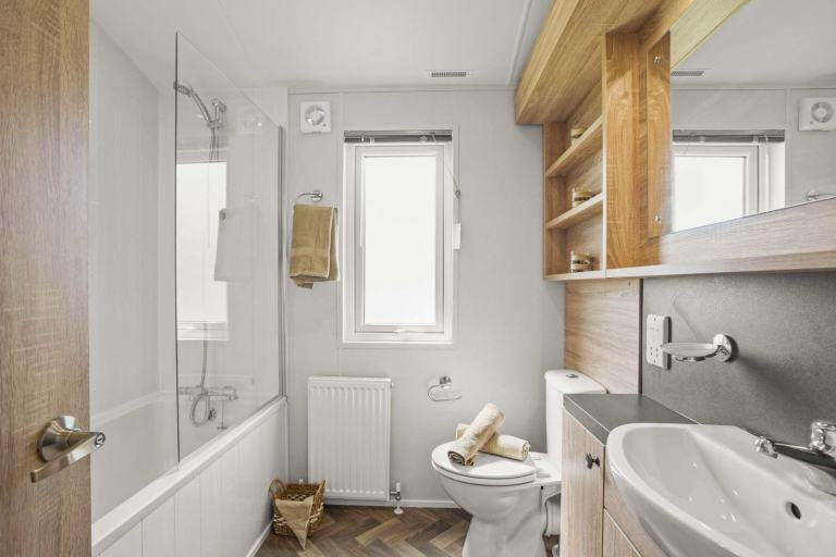 LUXURY LODGE FOR SALE AT BROADLAND SANDS - 11.5 MONTH OWNER SEASON!